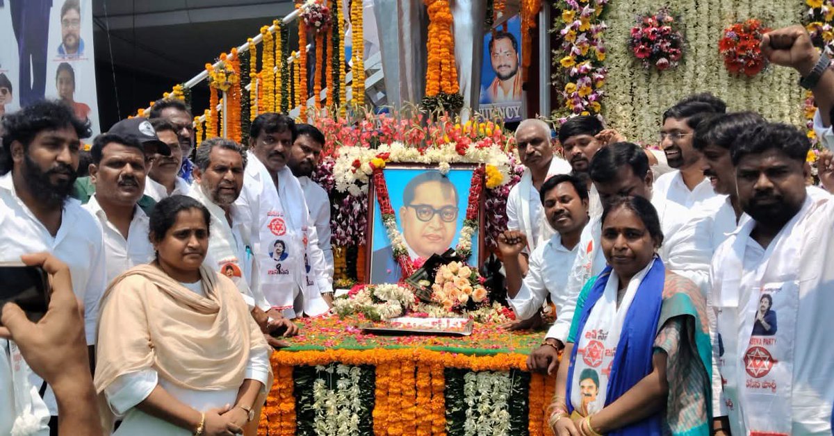 JSPTelangana's tweet photo. జనసేన పార్టీ తెలంగాణ రాష్ట్ర నాయకుల ఆధ్వర్యంలో భారత రాజ్యాంగ నిర్మాత భారతరత్న డాక్టర్ బీ.ఆర్. అంబేద్కర్ గారి 135వ జయంతి ఘనంగా నిర్వహించారు.

ఈ సందర్భంగా తెలంగాణ రాష్ట్ర ఇంచార్జి నేమూరి శంకర్ గౌడ్ గారు, రాష్ట్ర నాయకులు రాధారం రాజలింగం, దామోదర్ రెడ్డి, మండపాక కావ్య, పొన్నూరు సాయి శిరీష, దాసరి రవిష్ తదితరులు అంబేద్కర్ విగ్రహానికి పూలమాలలు సమర్పించి నివాళులు అర్పించారు.

ఈ కార్యక్రమంలో బిట్ల రమేష్, శ్రీనివాస్ రాయి, రావుల మధు, రావు రమేష్, వెంకట చారి, చుక్క నాని, జూబ్లీ హిల్స్ రమేష్, నరేష్, గంగం అజయ్ కుమార్, వెంకట లక్ష్మి, భవ్య రెడ్డి, ప్రవీణ్, గోపాల్ వర్మ, సీతారాం మరియు జనసైనికులు పెద్ద సంఖ్యలో పాల్గొన్నారు.

#AmbedkarJayanti #JSPTelangana