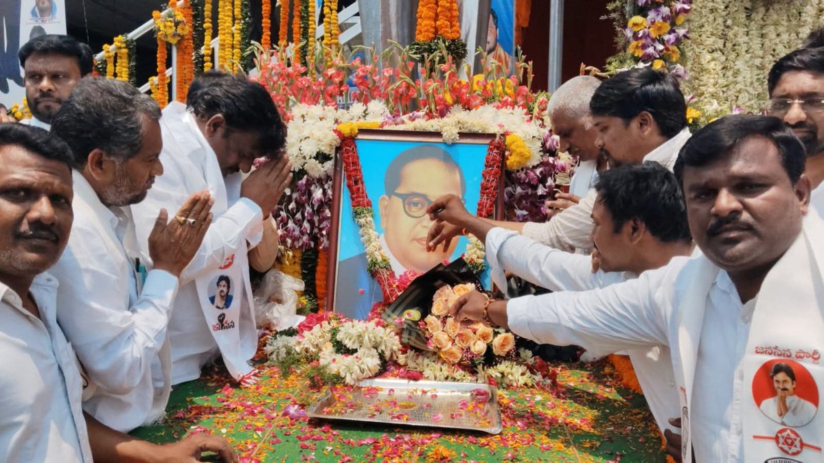 JSPTelangana's tweet photo. జనసేన పార్టీ తెలంగాణ రాష్ట్ర నాయకుల ఆధ్వర్యంలో భారత రాజ్యాంగ నిర్మాత భారతరత్న డాక్టర్ బీ.ఆర్. అంబేద్కర్ గారి 135వ జయంతి ఘనంగా నిర్వహించారు.

ఈ సందర్భంగా తెలంగాణ రాష్ట్ర ఇంచార్జి నేమూరి శంకర్ గౌడ్ గారు, రాష్ట్ర నాయకులు రాధారం రాజలింగం, దామోదర్ రెడ్డి, మండపాక కావ్య, పొన్నూరు సాయి శిరీష, దాసరి రవిష్ తదితరులు అంబేద్కర్ విగ్రహానికి పూలమాలలు సమర్పించి నివాళులు అర్పించారు.

ఈ కార్యక్రమంలో బిట్ల రమేష్, శ్రీనివాస్ రాయి, రావుల మధు, రావు రమేష్, వెంకట చారి, చుక్క నాని, జూబ్లీ హిల్స్ రమేష్, నరేష్, గంగం అజయ్ కుమార్, వెంకట లక్ష్మి, భవ్య రెడ్డి, ప్రవీణ్, గోపాల్ వర్మ, సీతారాం మరియు జనసైనికులు పెద్ద సంఖ్యలో పాల్గొన్నారు.

#AmbedkarJayanti #JSPTelangana