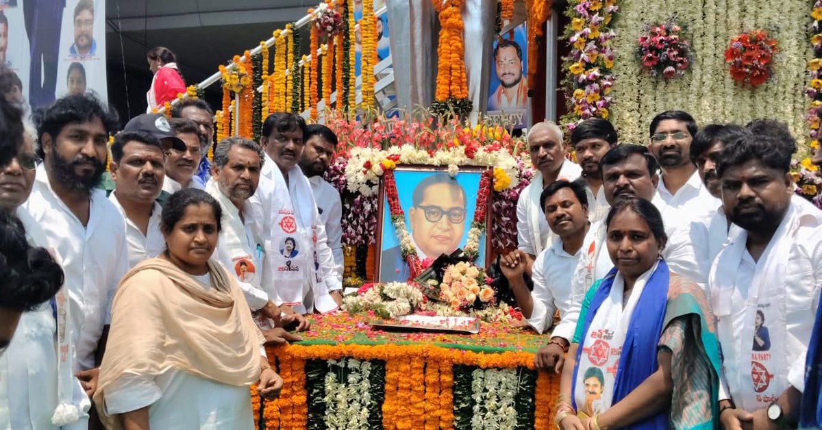 JSPTelangana's tweet photo. జనసేన పార్టీ తెలంగాణ రాష్ట్ర నాయకుల ఆధ్వర్యంలో భారత రాజ్యాంగ నిర్మాత భారతరత్న డాక్టర్ బీ.ఆర్. అంబేద్కర్ గారి 135వ జయంతి ఘనంగా నిర్వహించారు.

ఈ సందర్భంగా తెలంగాణ రాష్ట్ర ఇంచార్జి నేమూరి శంకర్ గౌడ్ గారు, రాష్ట్ర నాయకులు రాధారం రాజలింగం, దామోదర్ రెడ్డి, మండపాక కావ్య, పొన్నూరు సాయి శిరీష, దాసరి రవిష్ తదితరులు అంబేద్కర్ విగ్రహానికి పూలమాలలు సమర్పించి నివాళులు అర్పించారు.

ఈ కార్యక్రమంలో బిట్ల రమేష్, శ్రీనివాస్ రాయి, రావుల మధు, రావు రమేష్, వెంకట చారి, చుక్క నాని, జూబ్లీ హిల్స్ రమేష్, నరేష్, గంగం అజయ్ కుమార్, వెంకట లక్ష్మి, భవ్య రెడ్డి, ప్రవీణ్, గోపాల్ వర్మ, సీతారాం మరియు జనసైనికులు పెద్ద సంఖ్యలో పాల్గొన్నారు.

#AmbedkarJayanti #JSPTelangana