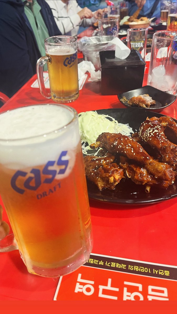 jelaireynoso's tweet photo. Ito talaga nilolook forward ko dito sa SoKor, magchicken &amp; beer sa tabi tabi lang ng street🍻 #ANGGEtaway https://t.co/Zel4ofXMye