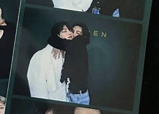 dognextdoor7's tweet photo. 나 오늘 이 사진 또 깊생했잖아..
존예여친둬서행복한남고딩 << 저만족스러운 꿀빵웃음에서 그대로 느껴져서 마빡존니침
복습하자    #역사를잊은국뷔러에게떡밥은없다 https://t.co/88kNhoib58