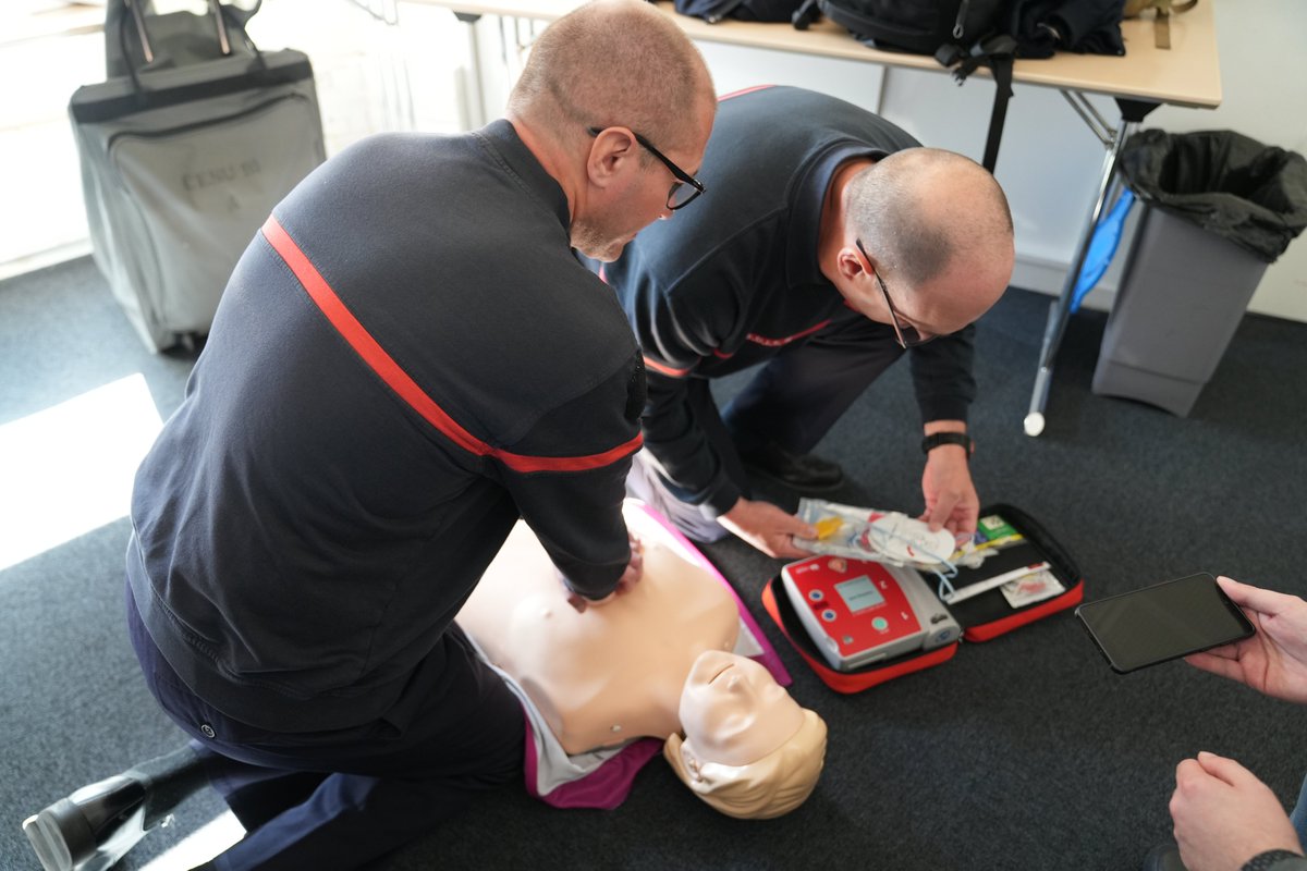 sdis91's tweet image. #Formation 
Les opérateurs du CTA/CODIS se forment au guidage téléphonique pour le massage cardiaque chez les enfants de moins de 8 ans👶🫀
Objectif : adapter les gestes indiqués au requérant et gagner en efficacité en situation d’urgence.
Merci aux équipes CESU/SAMU 👏