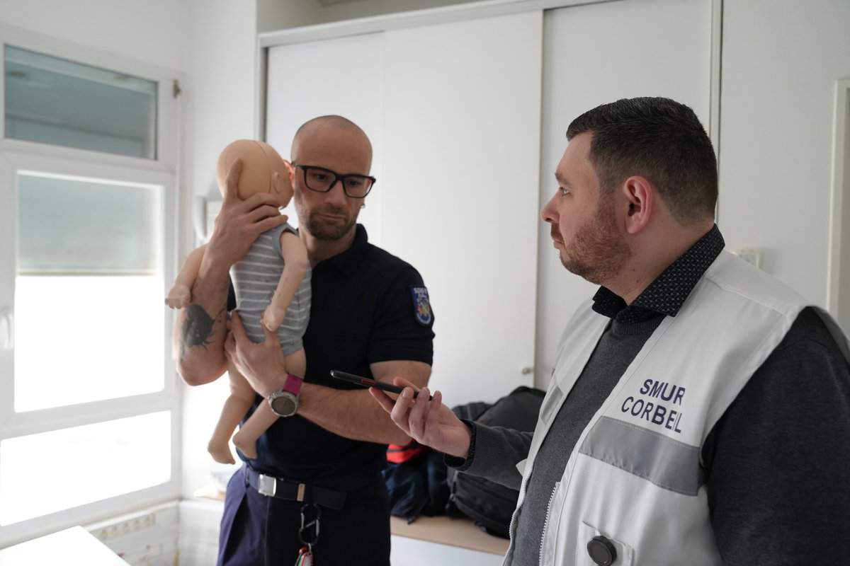 sdis91's tweet image. #Formation 
Les opérateurs du CTA/CODIS se forment au guidage téléphonique pour le massage cardiaque chez les enfants de moins de 8 ans👶🫀
Objectif : adapter les gestes indiqués au requérant et gagner en efficacité en situation d’urgence.
Merci aux équipes CESU/SAMU 👏