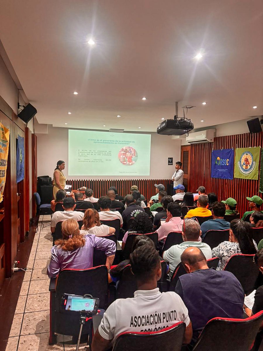 RuthQuevedoF's tweet image. 💧El equipo de #BasuraCero ♻️ del @Minvivienda estuvo en Cali escuchando las preocupaciones de los recicladores de oficio sobre el funcionamiento de la actividad de aprovechamiento y socializando el proyecto de resolución que reglamenta el Decreto 1381 de 2024.

El equipo