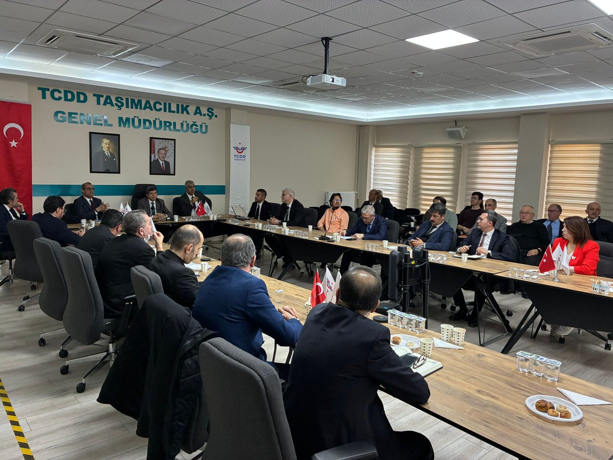 Genel Müdür Yardımcımız Sn. Erhan Gör ’ün başkanlığında; Bölge Müdürümüz Sn. Abdullah Yücel, Strateji ve Kurumsal Gelişim Daire Başkanımız Sn. Mustafa Yılmaz ile birlikte yöneticilerimizin de katılımıyla Verimli Sürüş Teknikleri Bilgilendirme Toplantısı gerçekleştirildi.