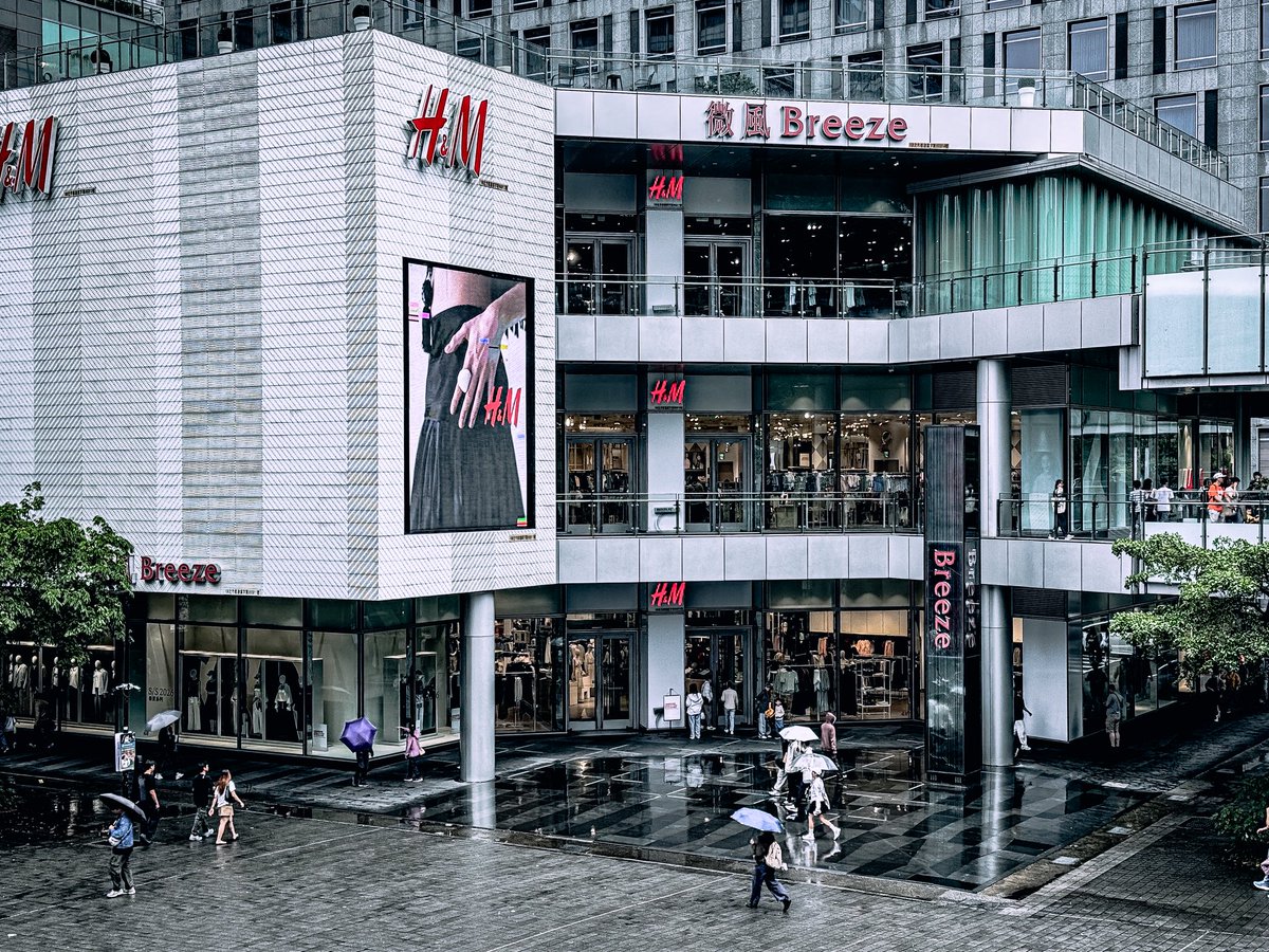 seyotaipei's tweet image. 城市落雨中；
行人也匆匆！
尋覓角落裏！
不見伊人蹤。
#台北 #taipei #臺北 #信義區
#大叔的照片館