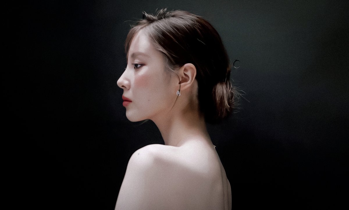 seohyunedit's tweet photo. the moon has always been a woman https://t.co/EH9dedM9GV