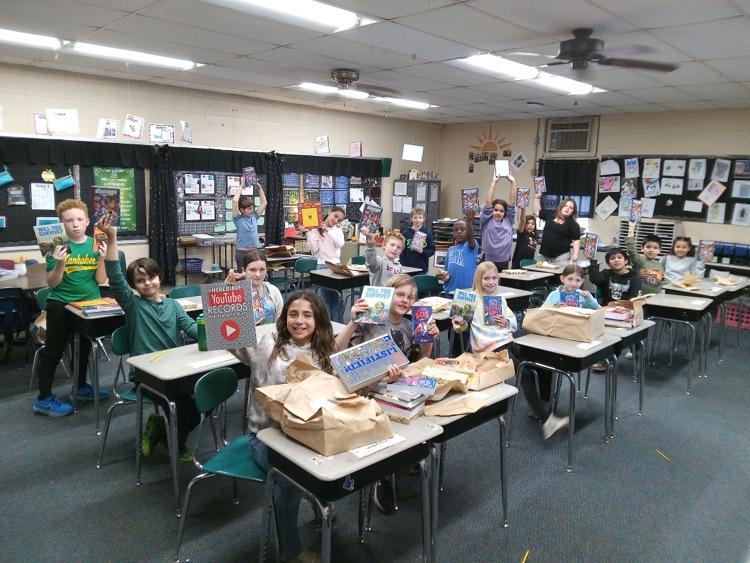TheSAGSway's tweet photo. 🟢GIANTS IN THE CLASSROOM🟢

Mrs. Vallejo's 4th grade class was excited about their new books!

#TheSAGSway https://t.co/Qtko6B7KgJ