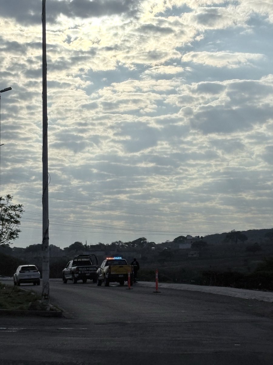 MrSerranito7's tweet photo. @RodMonsalvoC @Vinte_Mx @Megacable Rumbo al #Trabajo #Día2 después de #Vacaciones y el junior ni su gobierno responden, no pueden obligar a “Megacable” a que termine su mugrero, no pueden poner un tránsito, ni tapar baches y prefieren cuidar los terrenos de un desconocido. #Queretaro #ElMarques https://t.co/UgcAk0SFRp