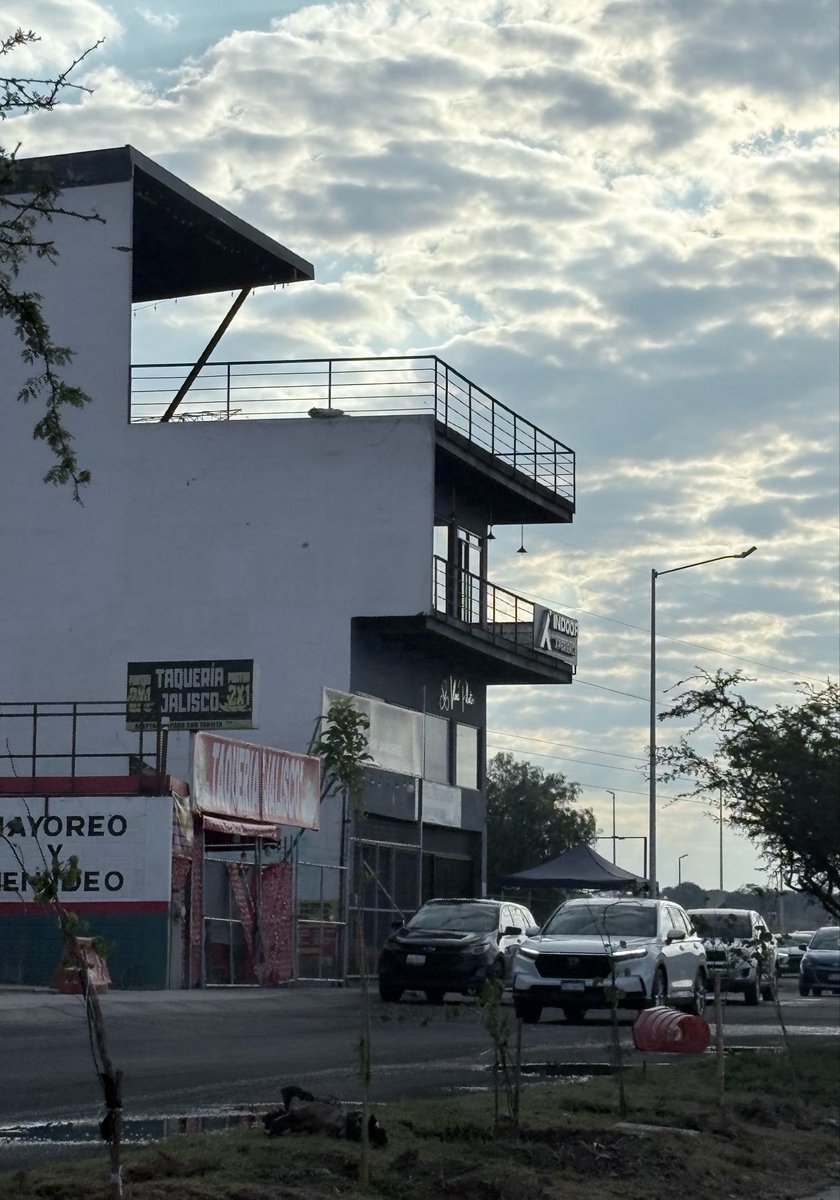 MrSerranito7's tweet photo. @RodMonsalvoC @Vinte_Mx @Megacable Rumbo al #Trabajo #Día2 después de #Vacaciones y el junior ni su gobierno responden, no pueden obligar a “Megacable” a que termine su mugrero, no pueden poner un tránsito, ni tapar baches y prefieren cuidar los terrenos de un desconocido. #Queretaro #ElMarques https://t.co/UgcAk0SFRp