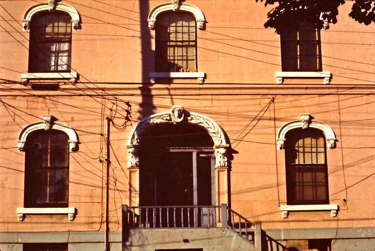 halifaxbloggers's tweet image. Stephen Archibald has a clear memory of Tony Saulnier regularly sitting on this little landing, with the carved stone bust of the queen and a garland of thistles above. He shares more stories in this post:

halifaxbloggers.ca/noticedinnovas…

#history #memorial #halifax #novascotia @Cove17