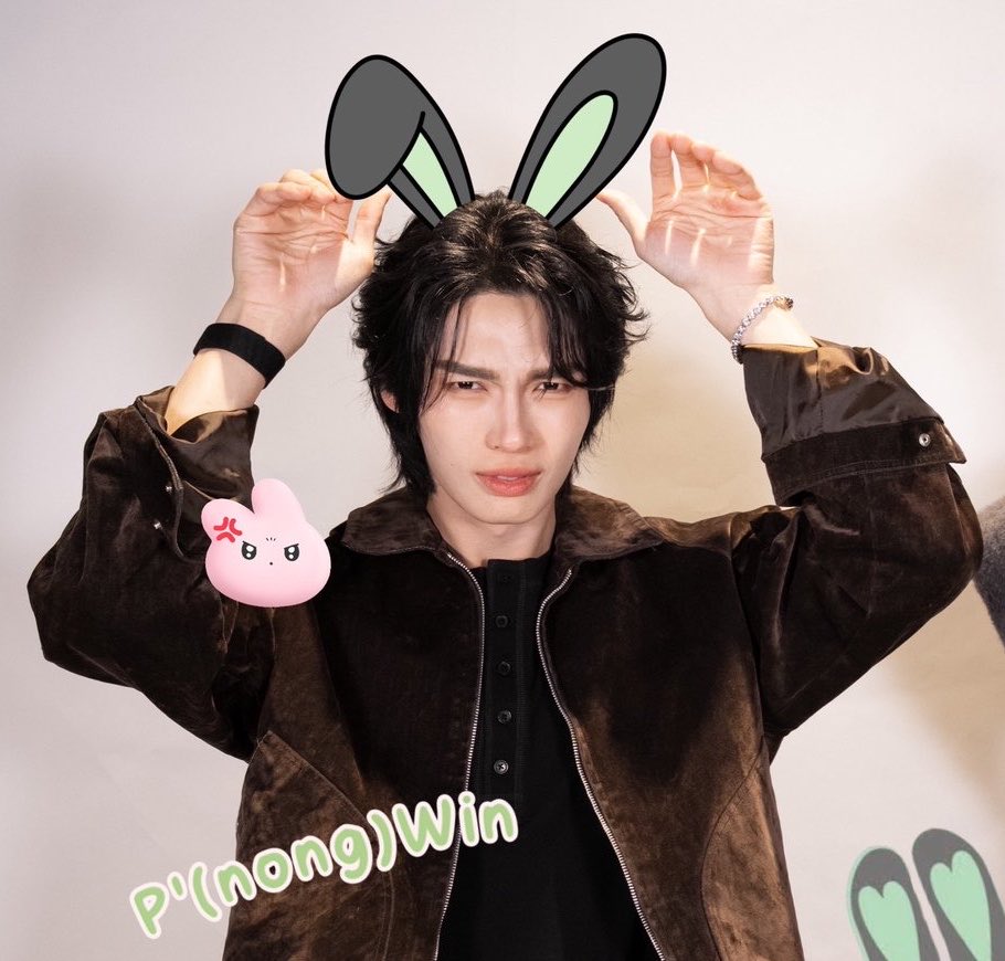Omg, so cute 😭🤲🏻  P’Win doing the bunny ears pose 🐰💚

That stubborn face because he’s scared he’ll turn into Nong Win after doing that pose 555555555

(cre pic: kumawabearbear)

#JustYouandWin1stsoloFMinOsaka
#winmetawin
