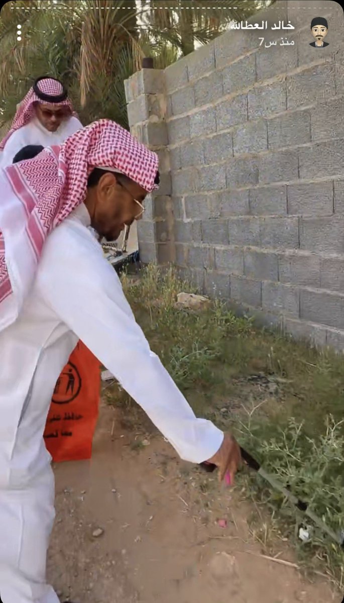 بحضور سعادة محافظ الزلفي الأستاذ / صالح آل رافع نفذت مدرسة الملك فهد الابتدائيةالمرحلة الأولى من مبادرة تأهيل وتشجير البيئةتحت مسمى ( #لاتخليني_أنظف_وراك ) في وادي سمنان وقد شاركت جمعية أصدقاء البيئة في هذه المبادرة ومثلها عضو مجلس الإدارة المشرف المالي الأستاذ / عبدالكريم الفراج