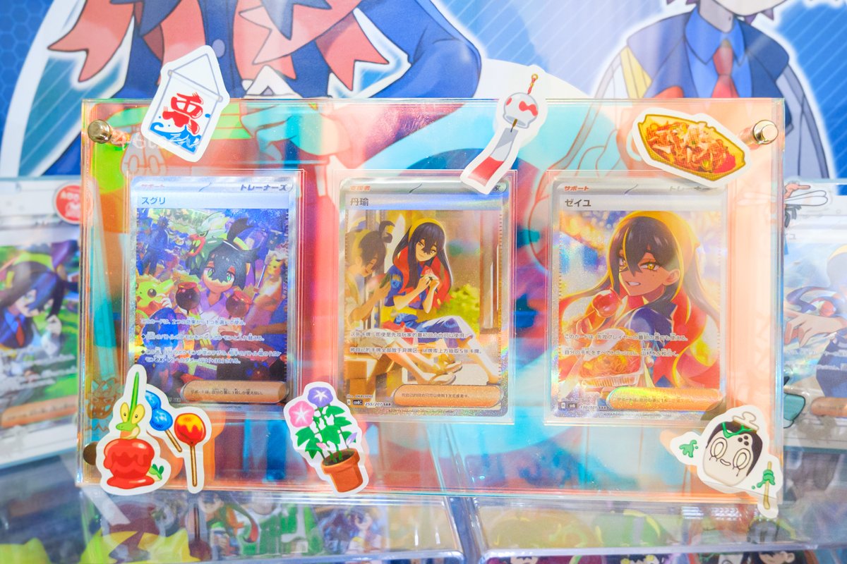 46isou's tweet image. 中国語SAR、日本のとあわせてスタンドに並べてみた〜❕3枚並ぶと感無量…🍎🍉🍵
主人公と出会わなかった世界の二人を見ているみたい。きっと、お祭りの日はこうやって二人でスイカを食べて、何事もなく幸せに過ごしていたんだろうなあ……。