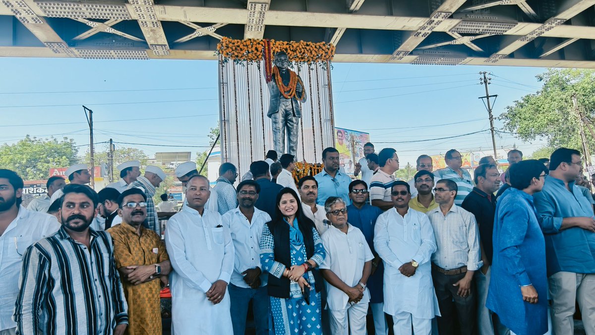 देश के महान संविधान निर्माता, सामाजिक न्याय के प्रणेता भारत रत्न डॉ. भीमराव अंबेडकर जी की जयंती के अवसर पर सेमरिया चौराहा स्थित प्रतिमा पर पुष्पांजलि अर्पित कर उन्हें कोटि-कोटि नमन किया।