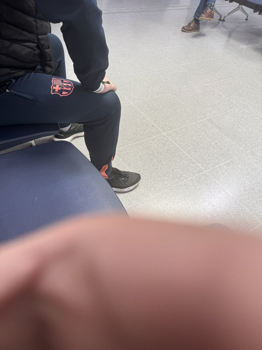 3 horas en la sala de espera del Hospital y, a mi lado, se ha sentado un hombre con el chandal del Barça. No me he podido resistir y le he preguntado. Él cree y yo, ahora, más si cabe. Som-hi ❤️💙