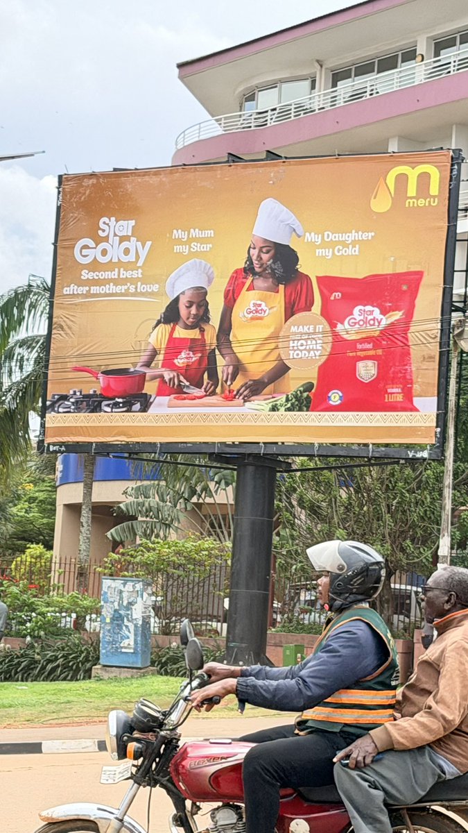 PyeparFaisal's tweet image. I asked 4 people at work… “What do you think this #billboard is about?” 

📌 A mother - Awwww… Is that a new spice? Some new kanzali? 

📌 A father - That looks like groceries. Is that rice?

📌 A cook - It’s oil but I can’t see it. If it works, why is the food in the picture