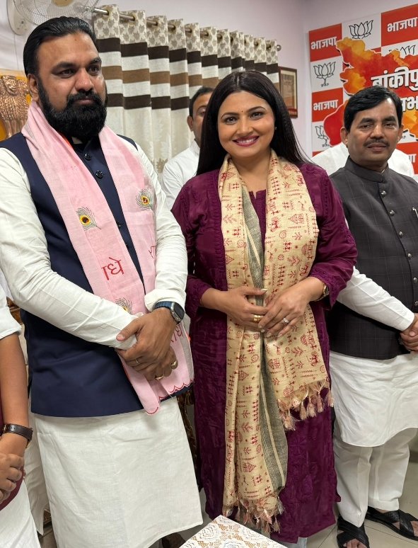 बिहार में पहली बार अपनी पार्टी का मुख्यमंत्री बनने पर चेहरे पर ख़ुशी देखिए...

...शाहनवाज़ हुसैन की  😊