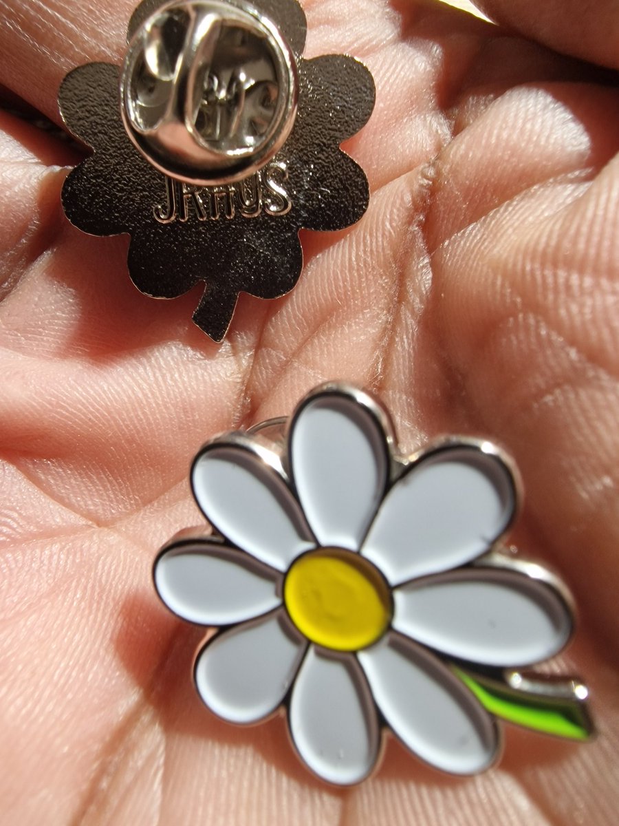 JRHYScommunity's tweet photo. Thanks for all the support and all that you do in keeping our community goal on #safety #youngpeople #wellbeing #publichealth #12yearslater #VoteLabour⚘️ @ChrisBestUK @Jack_Lavery @CllrCurran sharing our new @daisypin green added for hope &amp; prosperity for our future generations https://t.co/m54aJ1E7X8