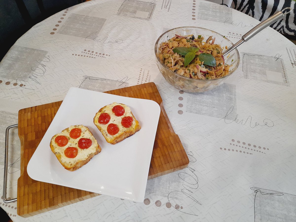 TannyFitzgerald's tweet photo. Btw. danas samo brzinski...🥗 od bijelog graha s tunom, maslinama, ljubičastim 🧅, domaćim svježim peršinom, bosiljkom i origanom s dresingom od senfa, 🍋 soka, cayenskog papra i curryia + vegetarijanski 🥪 s svježim sirom začinjenim origanom i 🍅 #TannyIsCooking
*dt & vama...😎 https://t.co/Ox8BiK0NQJ