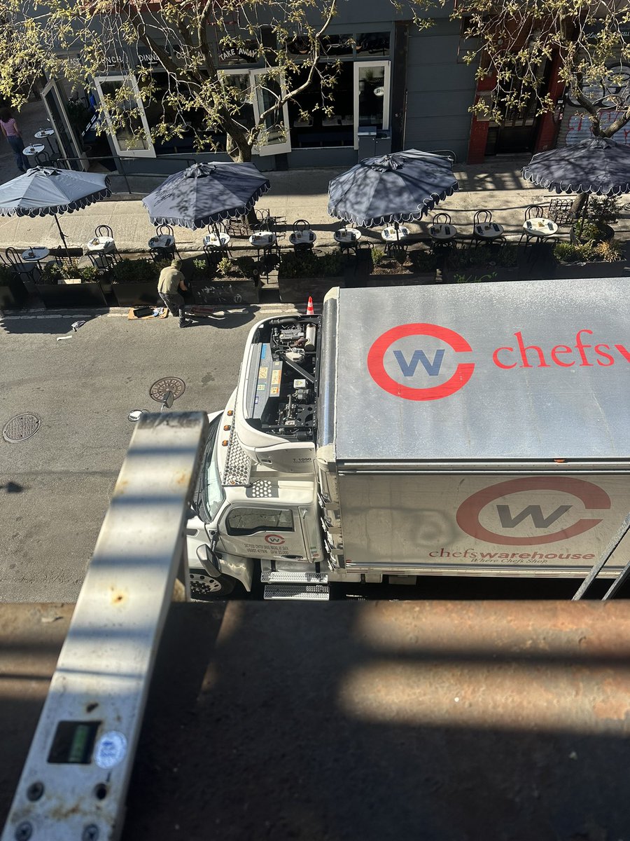 AnnetteFrey's tweet photo. @Chefs_Warehouse you need to stop this! 30+ minutes and this contraption has no cover. Can’t idle for more than 3 minutes. This is abuse. Go away! https://t.co/pOgiM3AqpY