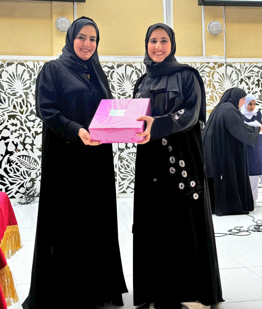 EduGovMct1438's tweet photo. كرّم مركز مصادر التعلّم المعلمات المشاركات في جلسات القراءة التي نُظّمت خلال شهر رمضان المبارك؛ تقديرًا لجهودهن المتميزة وتفاعلهن الإيجابي في إنجاح الجلسات القرائية، وإسهامهن في توظيف القراءة كأداة فاعلة لتنمية مهارات التفكير الناقد من خلال الحوار، وتحليل الأفكار، وإبداء الرأي..
#فعاليات_تعليمية_مسقط 
@EduGovOman 
@EduGovMct 
@Eduactivemct
