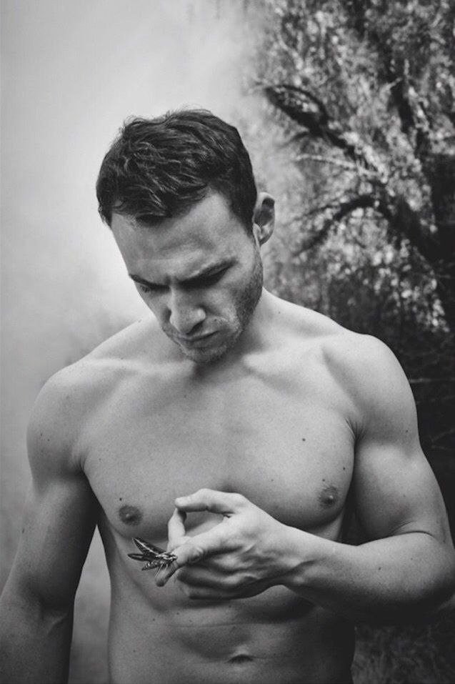 Preto e branco… mas impossível não sentir a intensidade.

Kerem Bürsin não precisa de cenário, não precisa de excesso, ele transforma silêncio em presença, e presença em impacto.

Entre força e sensibilidade, existe algo raro: verdade.
E talvez seja isso que mais prende…
não é