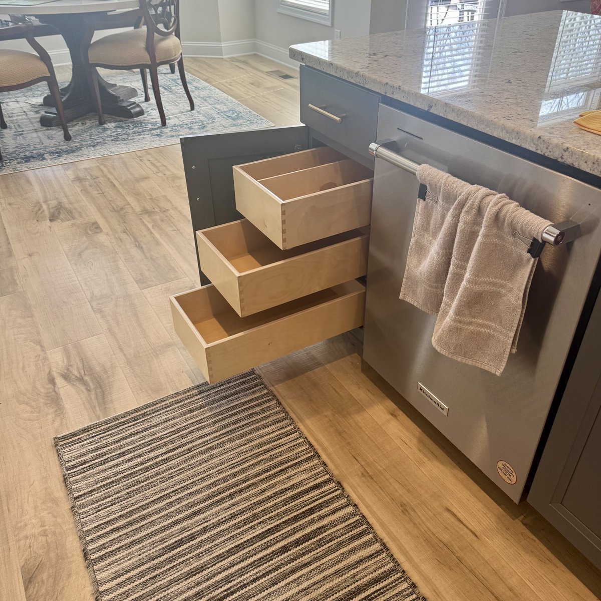 ShelfGenieVa's tweet image. Smart kitchen storage! ✨

Three deep pull-out drawers in a tight base cabinet spot — smooth, accessible, and clutter-free.

#ShelfGenie #PullOutDrawers #OrganizedKitchen #CustomCabinets