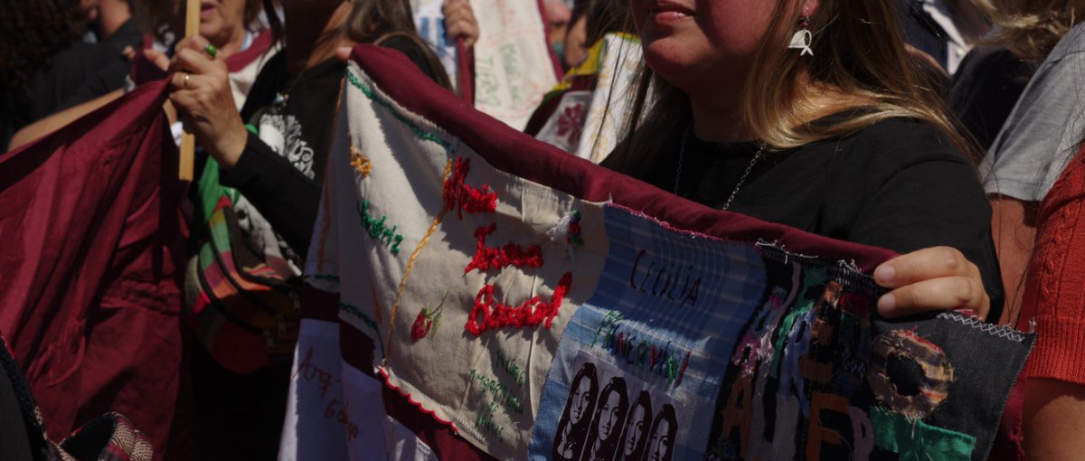 ArteInformado's tweet photo. ¿Qué significa que la motosierra se haya convertido en símbolo de poder político? ¿Qué implica responderle con una máquina de coser?

Duen Sacchi escribe sobre memoria, fascismo y prácticas de sutura colectiva en la Argentina contemporánea.

Lee el artículo completo en #Arteinformado. 👉 https://t.co/bCpivs1CnJ