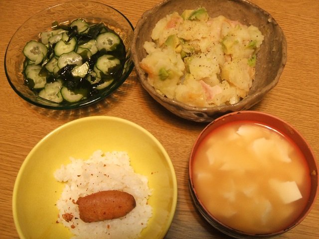 いつものじゃがいもとちくわのバター煮作ろうとしたら（昨日も作ってたべた）
じゃがいも切ったあとにちくわがないことに気づいて、かわりにベーコンとアボカドいれて作ってみた！たべるときに醤油かけて食べたよ
キュウリわかめカンタン酢と
ちょっとしかなかったごはんにたらこ乗せと豆腐みそしる