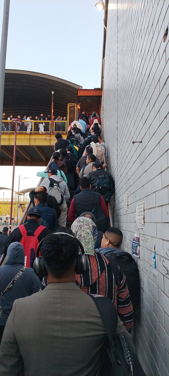 InfoMetroMX's tweet image. 🚨METRO🚨
#ULTIMAHORA
Se presenta afluencia muy alta y flujo lento de unidades en la #Linea3,#LineaA y #LineaB del #MetroCDMX tardando hasta 10 min. En poder abordar una unidad.
⚠️Toma previsiones⚠️
#infometromx