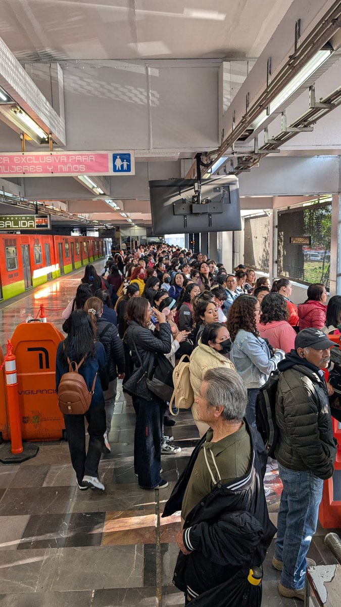 InfoMetroMX's tweet image. 🚨METRO🚨
#ULTIMAHORA
Se presenta afluencia muy alta y flujo lento de unidades en la #Linea3,#LineaA y #LineaB del #MetroCDMX tardando hasta 10 min. En poder abordar una unidad.
⚠️Toma previsiones⚠️
#infometromx
