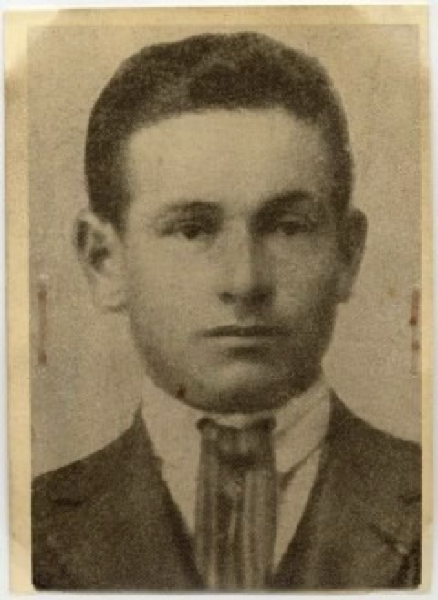 ANPIRomaPosti's tweet image. #CesareDallOlio, colono, dopo l'#Armistizio militò nel distretto della 7a brigata GAP "Gianni Garibaldi" e nella 63a brigata "Bolero Garibaldi". Incarcerato a San Giovanni in Monte (#Bologna), venne deportato a #Mauthausen (#Austria) dove morì il #18aprile 1945.Aveva 40 anni.