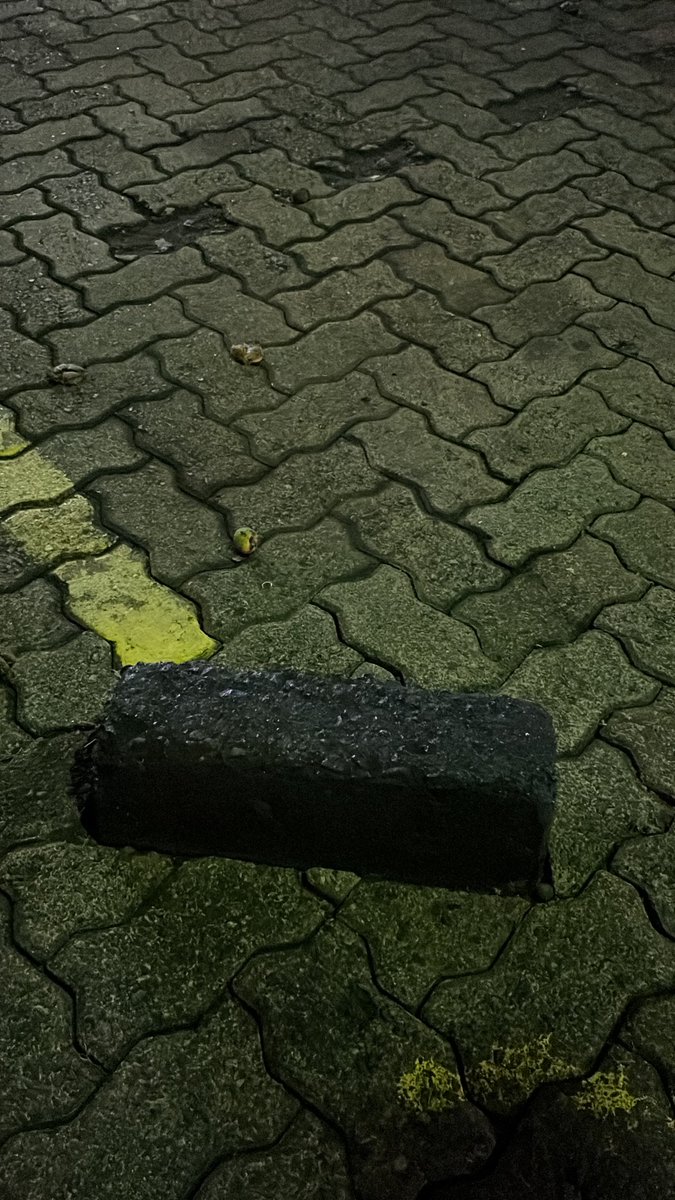 sedihsendirian's tweet photo. 14 April, duduk sendirian di pinggir trotoar. entah apa yang ada dipikiran.. kalut... jalan dari rumah depan bukit, sambung naik ojek kesini https://t.co/NzkTjKau2K
