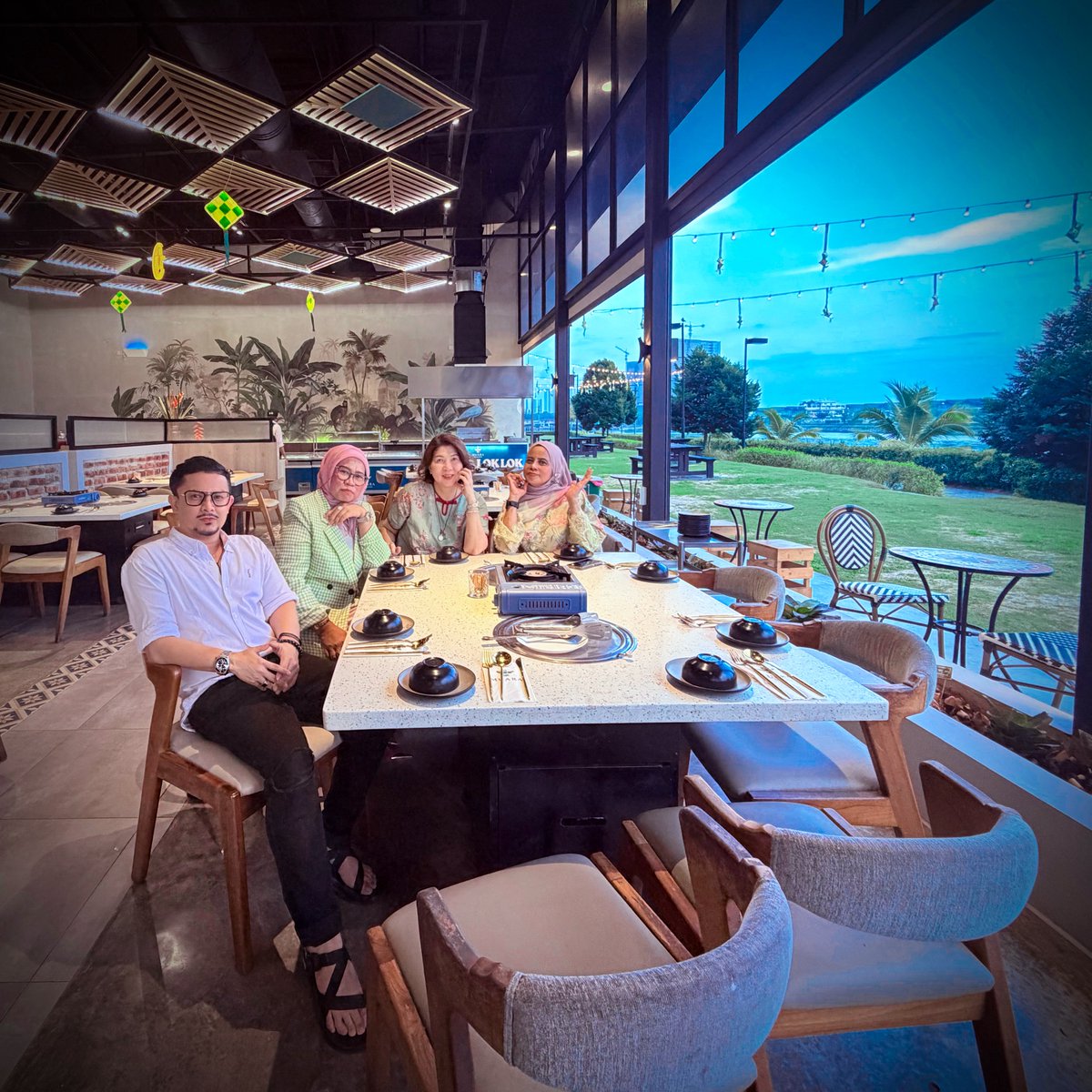 syed_faisal13's tweet image. Alhamdulillah thanks beautiful hearted sisters for  today ! 🌹  &amp;amp; thanks for the gift 🎁 
#eidmubarak #raya