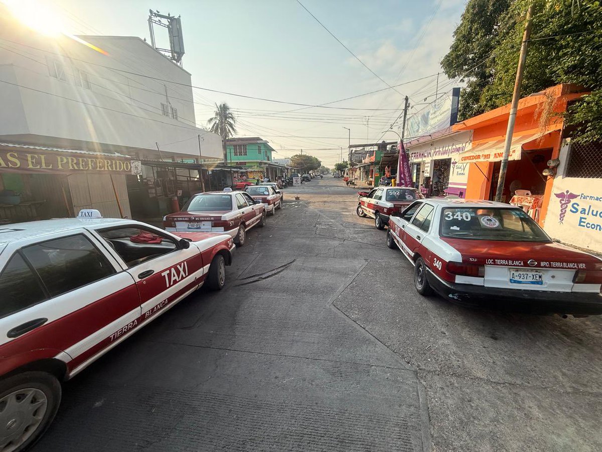 leoneltneco's tweet photo. @GobiernoVer en que dependencia puedo poner una queja de que unos taxistas estan en doble fila frente a mi casa y transito local no hace absolutamente nada??? El problema es que estorban xqe es la salida de mi casa🤬🤬 @Claudiashein @rocionahle @ssptransitover https://t.co/vm7i96qJ0L
