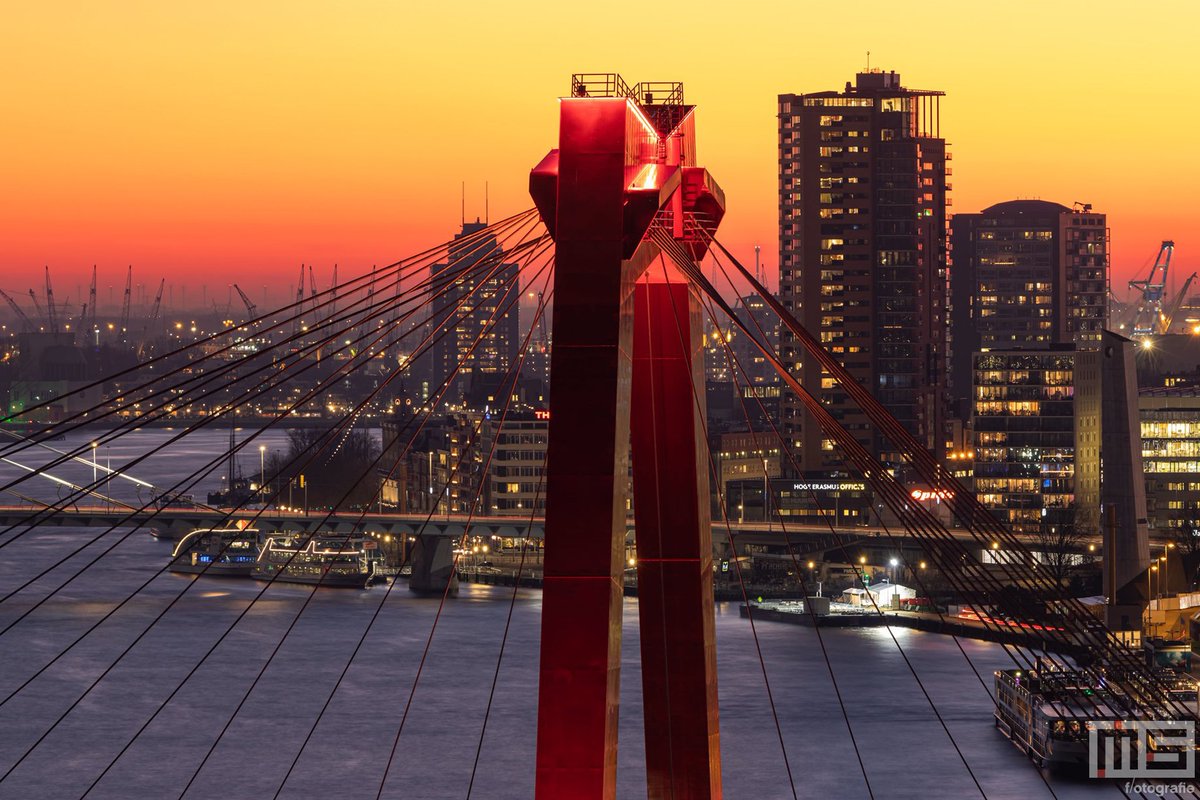010bynight's tweet image. De #Willemsbrug in #Rotterdam door @marcvanderstelt als afdruk op canvas of #print? Verkrijgbaar via shop.ms-fotografie.nl
.
.
.
#picfee #werkaandemuur #sfeeraandemuur #artheroes #benrobenelux #fujifilm #fujifilmnederland