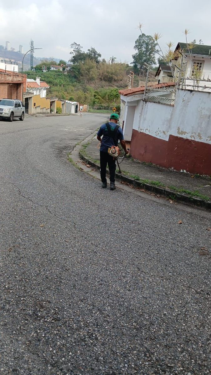 AlcaldiaBaruta's tweet photo. Nuestras cuadrillas de #AcciónInmediata se encuentran realizando labores de:
🍃Saneamiento de espacios:
📍Sector. #LasMinas
🍃Desmalezado:
📍Urb. #LaTrinidad
📍Urb. #AltosDeMonterrey
📍Urb. #MonteAlto https://t.co/J9s13HNI0u
