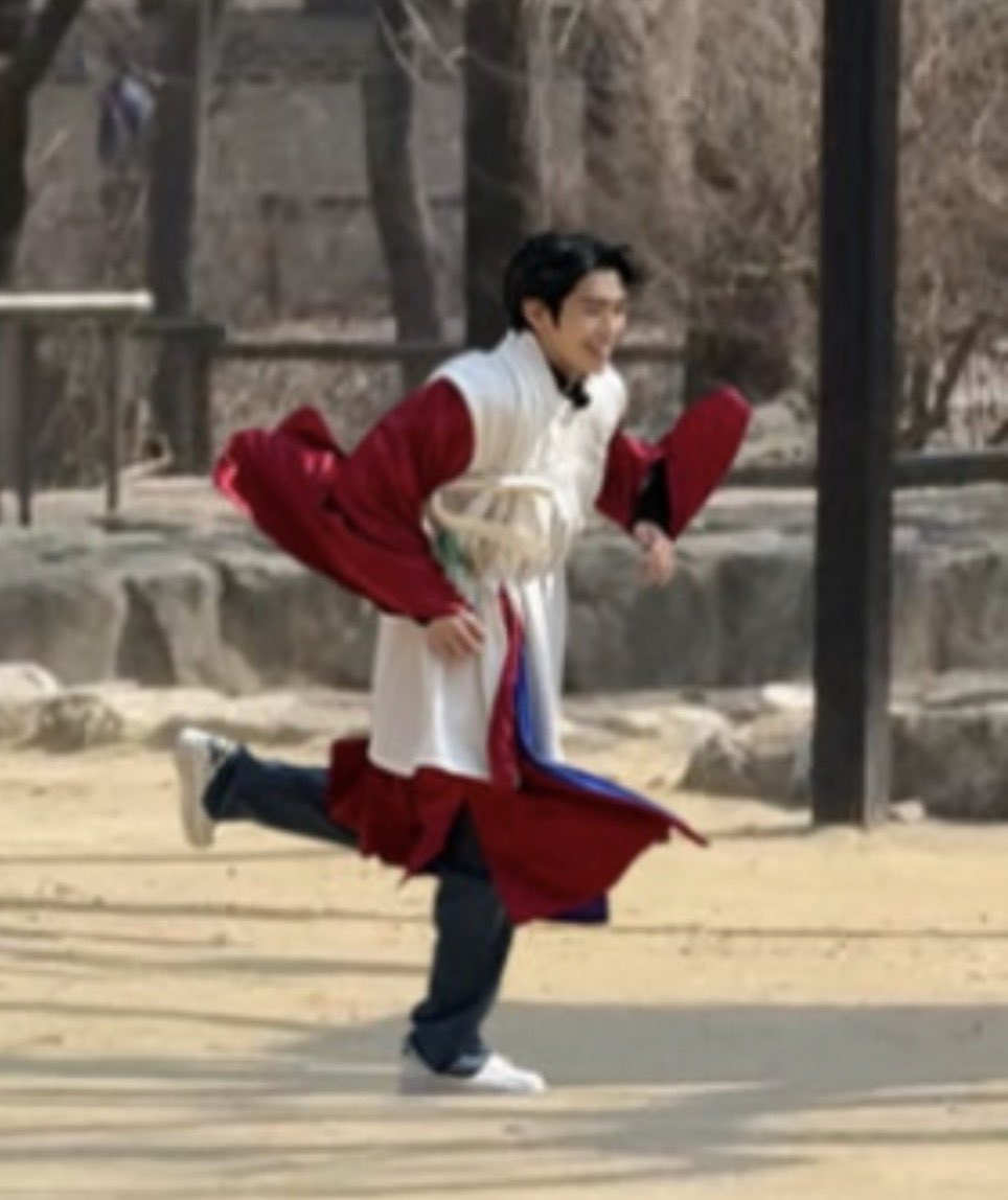 Zerose_ars's tweet image. Do you guys think Taerae picked the only red hanbok himself