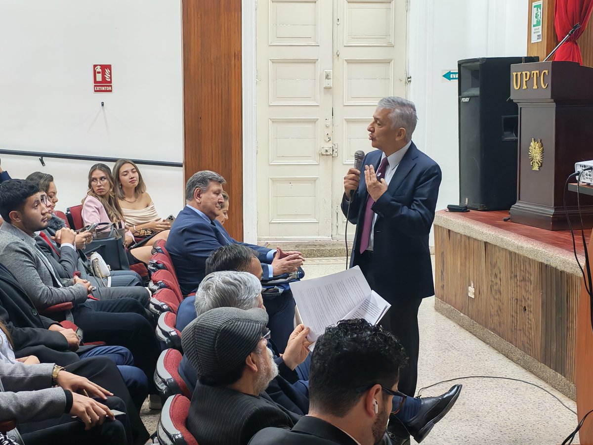 miquinterop's tweet photo. Escuchar a @ucanosas explicando el Litisconsorcio es de esas experiencias que nos recuerdan porqué nos gusta el derecho procesal.
Acá como todo un profesor.
@I_C_D_P
La última foto es imperdible. #teamtobby https://t.co/KmJxL3jMOw