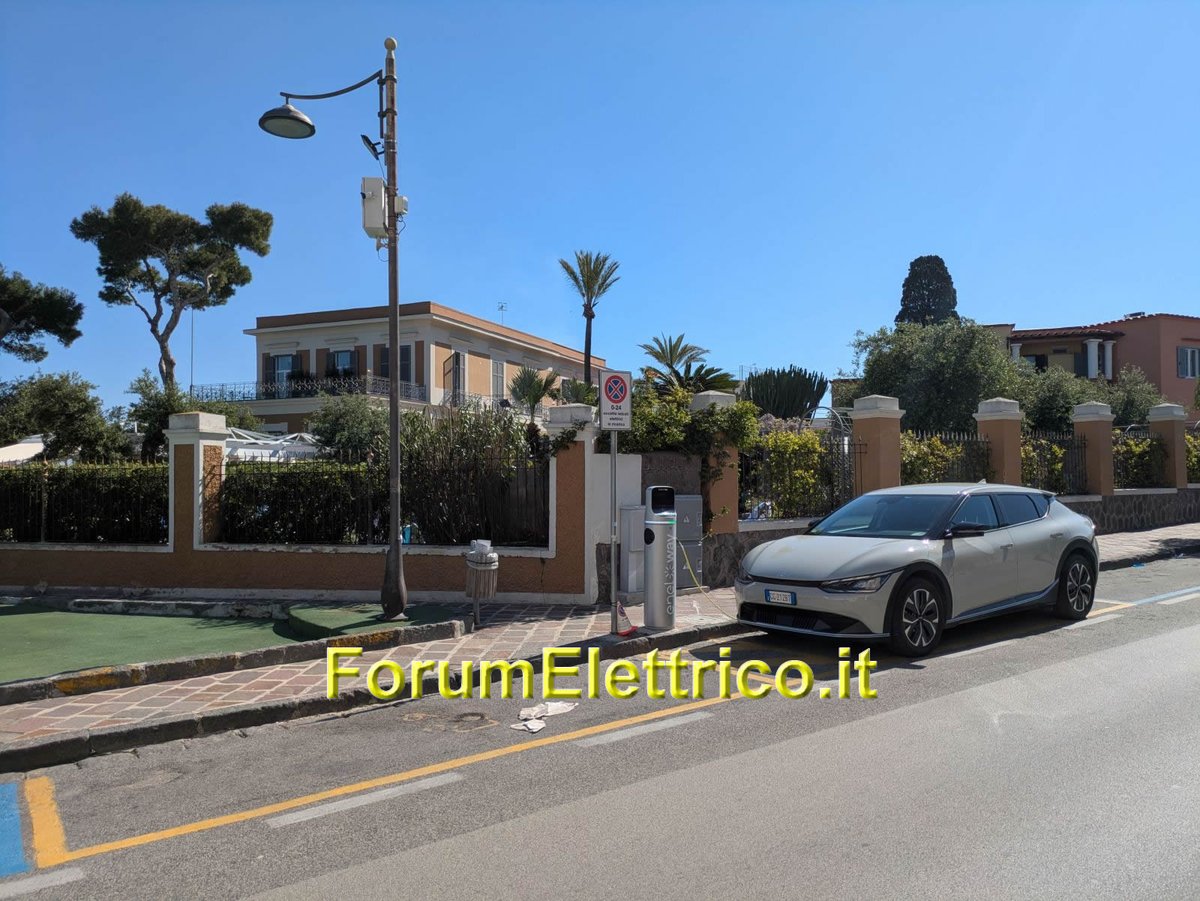 La stazione di ricarica Enel situata a Lacco Ameno: tutto ok sulla presa di destra e questa è l'unica colonnina pubblica e sempre accessibile del comune di Lacco Ameno (isola di Ischia) forumelettrico.it/forum/colonnin… #LaccoAmeno #napoli #enel #ischia