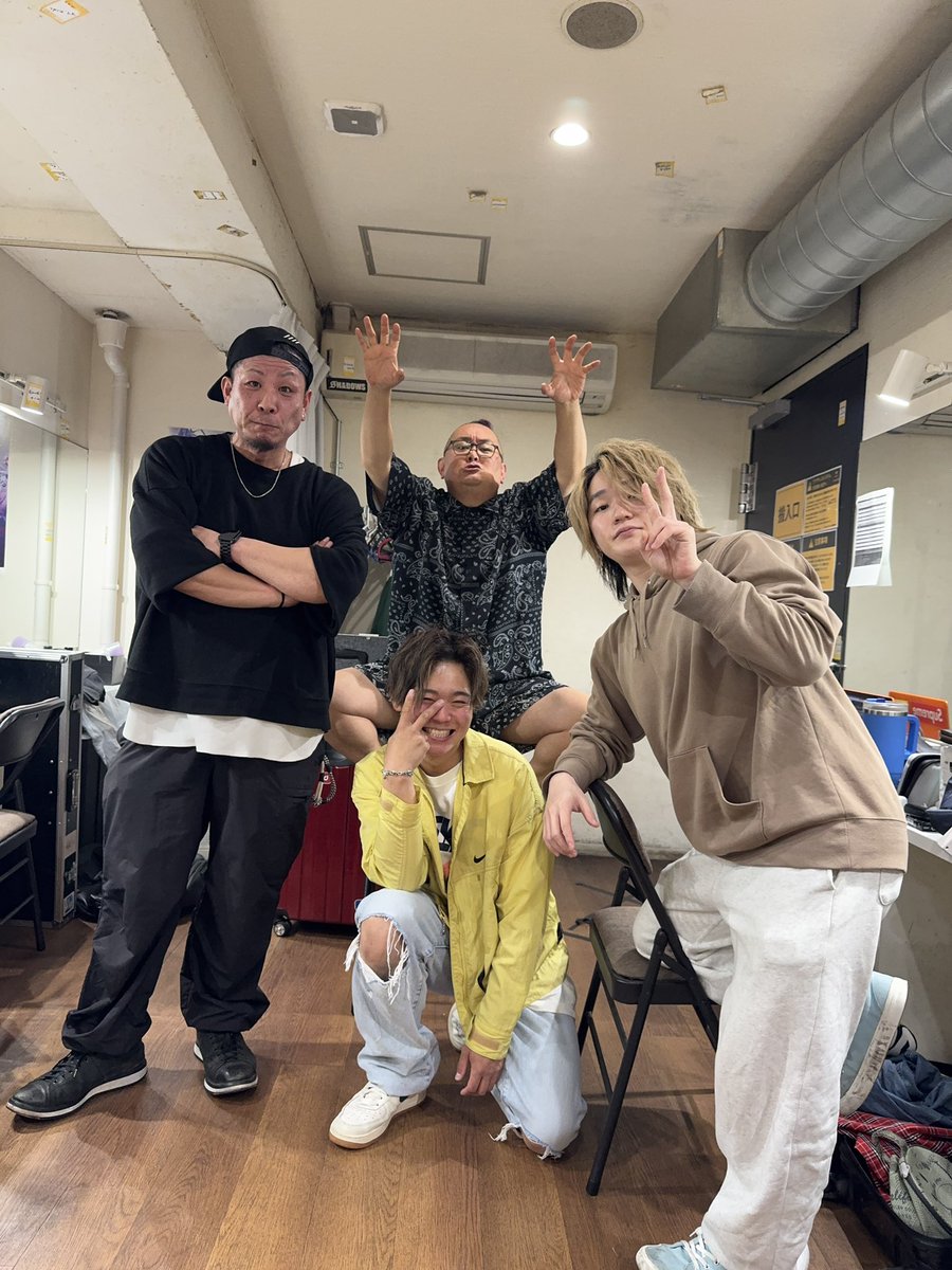 UnpRayable1030's tweet photo. 😋ThankYou😋
「INNOCENCEvol.11 BEYOND8th ANNIVERSARY」
@BEYOND
対バンの皆さま
ライブハウススタッフの皆様
そして足を運んでくれた皆様ありがとうございました!
またライブハウスで会いましょう!
#UnpRayable
#アトリエコード
#ABECK
#miyabigt
#asanoraincoat https://t.co/PhR6VHQZDG