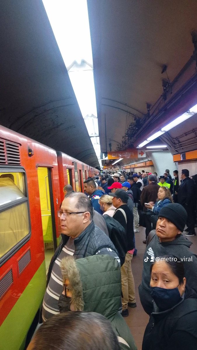 MetroViralMx's tweet photo. #ULTIMAHORA 

Retraso en Línea A, 3 y 7 del Metro Ciudad de México 🇲🇽 @MetroCDMX ❌

Usuarios reportan desalojo de Trenes por Problemas de Mantenimiento, lo cual está provocando retrasos en las Líneas‼️

¿Siguen en paro los Trabajadores del #MetroCDMX ⁉️🚨

¿No que todo iba a mejorar⁉️😢