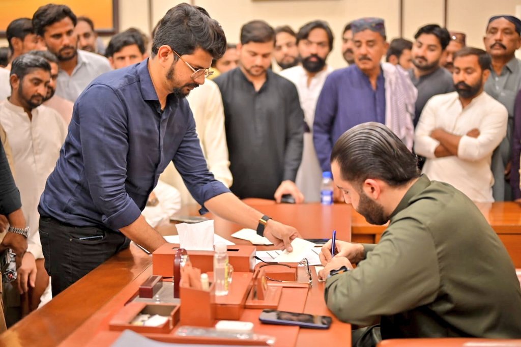 SajjadDetho3's tweet photo. پاکستان پیپلز پارٹی کے رہنما راول شرجیل میمن نے راول ھائوس میں ضلع حیدرآباد کے عوام اور حلقہ پی ایس 61 کے معززین سے ملاقات کی۔
@rawalsharjeel 

@sharjeelinam 
@Rawal_House1 https://t.co/4XutAJS1EM