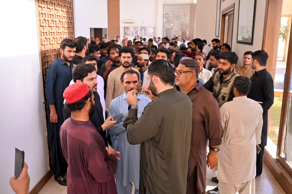 SajjadDetho3's tweet photo. پاکستان پیپلز پارٹی کے رہنما راول شرجیل میمن نے راول ھائوس میں ضلع حیدرآباد کے عوام اور حلقہ پی ایس 61 کے معززین سے ملاقات کی۔
@rawalsharjeel 

@sharjeelinam 
@Rawal_House1 https://t.co/4XutAJS1EM