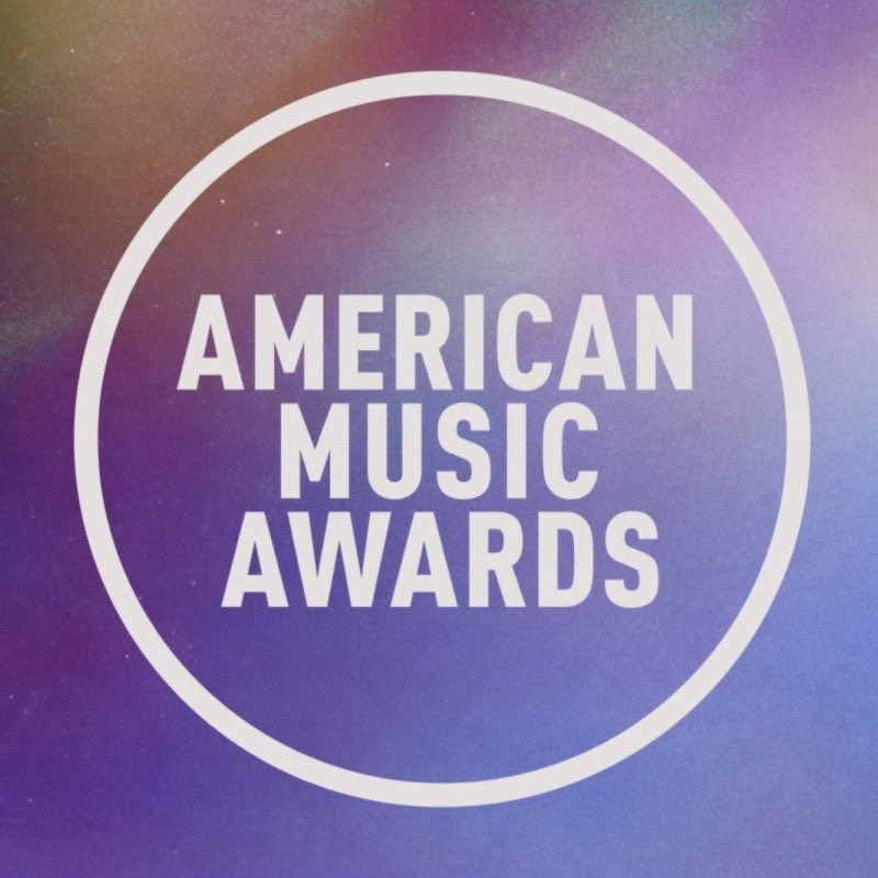 VOCÊ SABIA? BTS está entre os artistas mais premiados NA HISTÓRIA do American Music Awards, ocupando o 9º lugar geral, com 11 vitórias.

Eles são o ÚNICO ato asiático a vencer a categoria Artista do Ano.