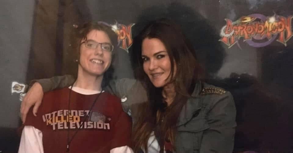 TheAshleyElsner's tweet photo. @AmyDumas Stopping by to wish you a very happy birthday Amy. I hope that you have a great day doing whatever it is that uplifts you brings you an abundance of happiness and joy and that all things good return to you ten fold. https://t.co/v2gQiUlmIt