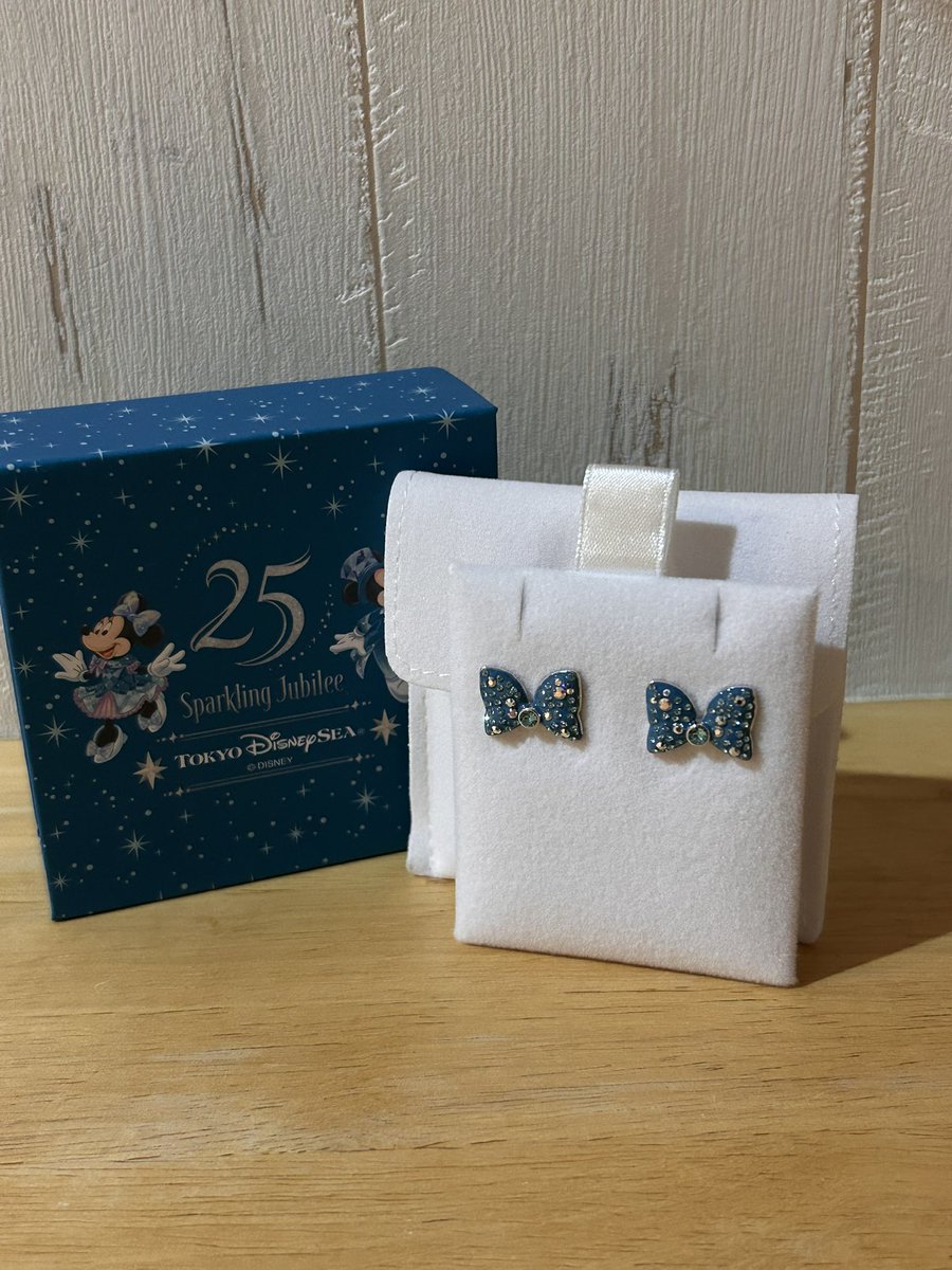 そいえばピアスも買ったんだけど箱に入ってたっけ？40thピアスは袋に入ってたんだよね。この周年から変わったのかな🧐