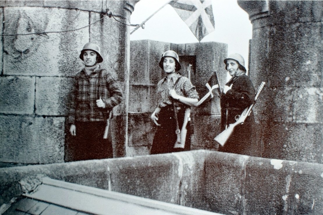 ideiazabaldub's tweet photo. Ez nuen ezagutzen gaur GARAk publikatu duen argazki hau:

«Emakume Abertzale Batzako boluntario talde bat guardia egiten Butroeko gazteluan» 

Izan ere, historiak beti ezkutatu ditu emakumeak; ematen du beraiek ez zutela gerrarik jasan. https://t.co/czdUy7Nyth