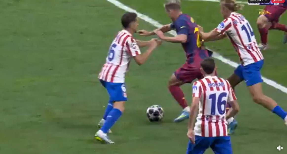 hawlery_as81926's tweet photo. اتلتيكو 1-2 برشلونة 45د

ضربة جزاء غير محتسبة لبرشلونة .. الدفع من الخلف عندما كان اولمو منفردا بالحارس ويهيء نفسه للتسديد https://t.co/2wtEEihkIh